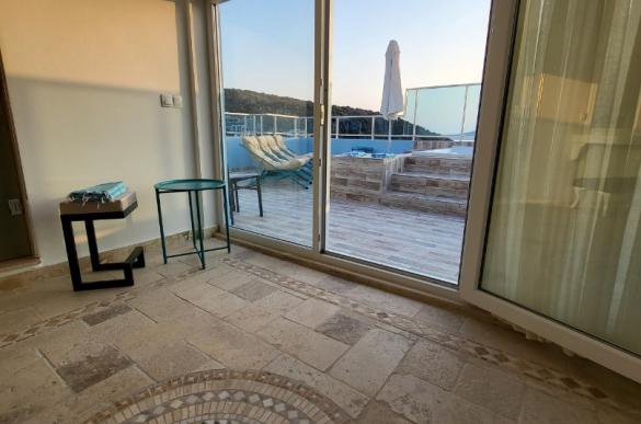 RoofTerrace-from-bedroom_96.jpg