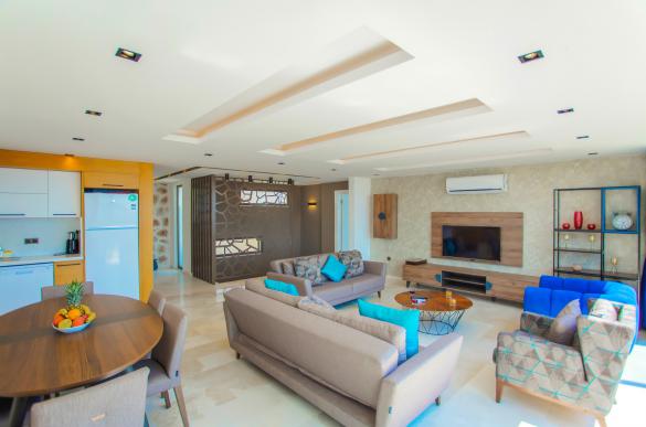 White-Smith-Villa-Daylight-22_495.jpg