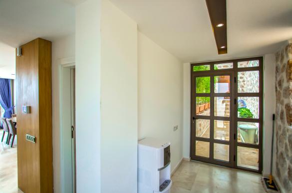 White-Smith-Villa-Daylight-29_948.jpg