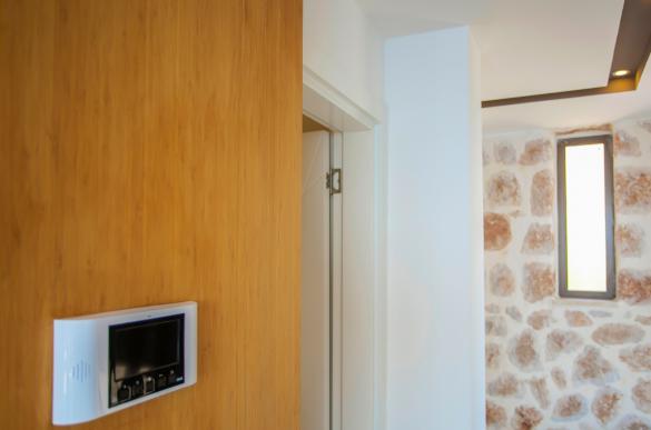 White-Smith-Villa-Daylight-34_738.jpg