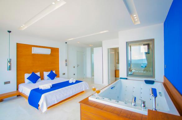 White-Smith-Villa-Daylight-35_563.jpg