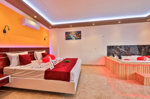 doga-manzarali-jakuzili-tatil-villasi-alvin-15_604_686.jpg
