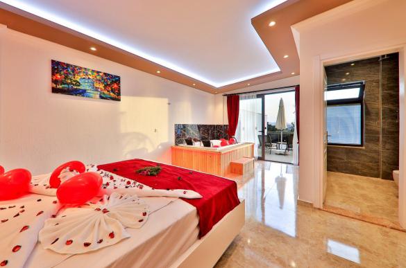 doga-manzarali-jakuzili-tatil-villasi-alvin-16_350_686.jpg