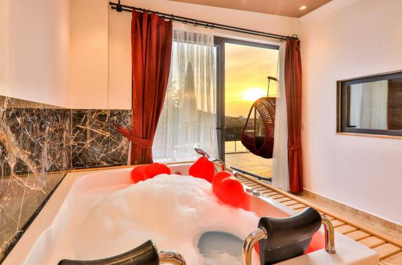 doga-manzarali-jakuzili-tatil-villasi-alvin-17_690_620.jpg