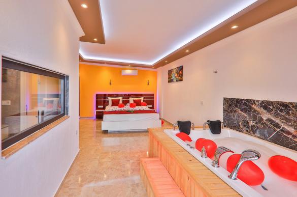 doga-manzarali-jakuzili-tatil-villasi-alvin-29_539_785.jpg