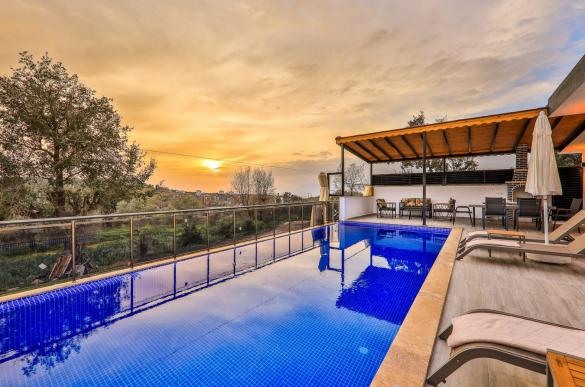 doga-manzarali-jakuzili-tatil-villasi-alvin-4_948_75.jpg