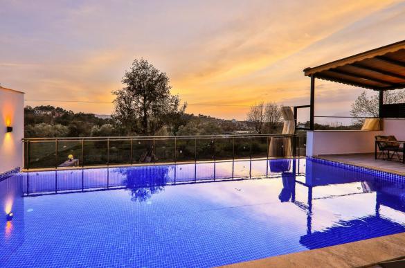 doga-manzarali-jakuzili-tatil-villasi-alvin-6_820_13.jpg