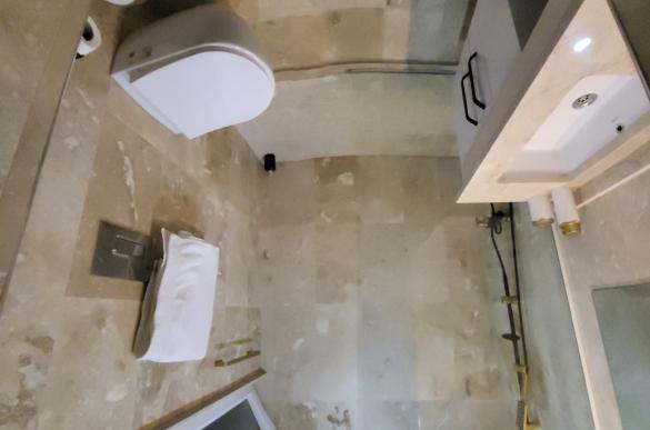 twin-room-bathroom_861.jpg